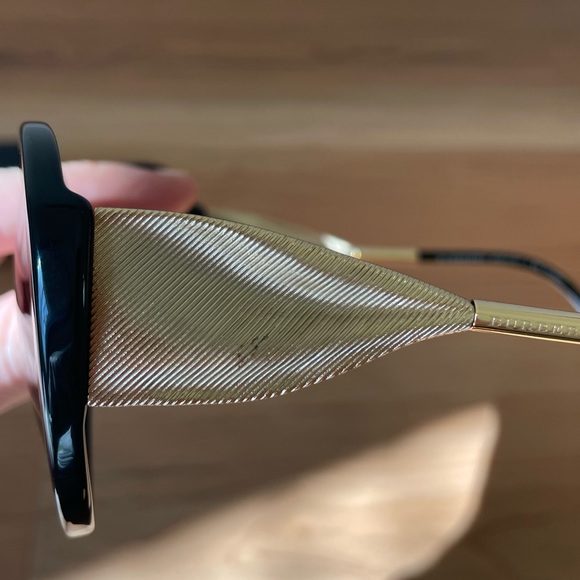 🖤 Authentic Polarized Burberry Sunglasses in pre-loved excellent condition. - Picture 4 of 7